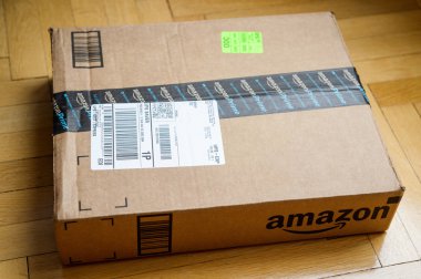Ahşap zemin üzerinde Amazon kutusu