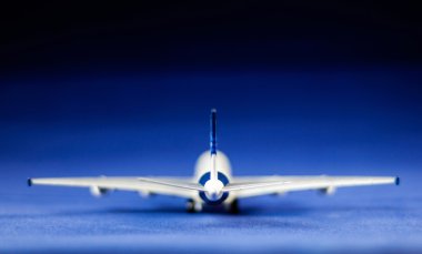 Mavi arka plan üzerinde oyuncak uçak