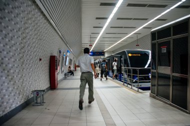 Kabataş Istanbul metro treni yakalamaya çalışıyor koşan adam 