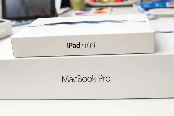 Nueva Apple iPad Mini caja por encima de la nueva Apple MacBook Pr — Foto de Stock