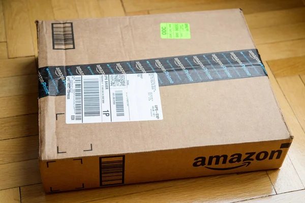 Amazon Box no chão de madeira — Fotografia de Stock