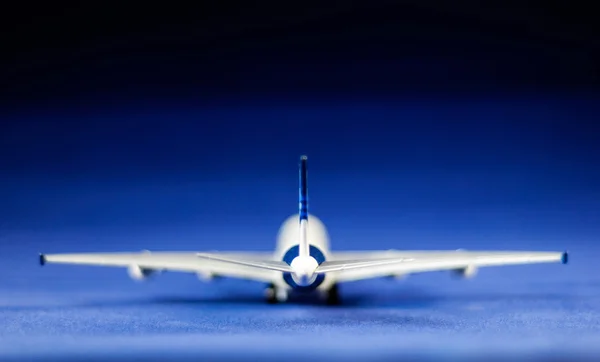 Avião de brinquedo no fundo azul — Fotografia de Stock