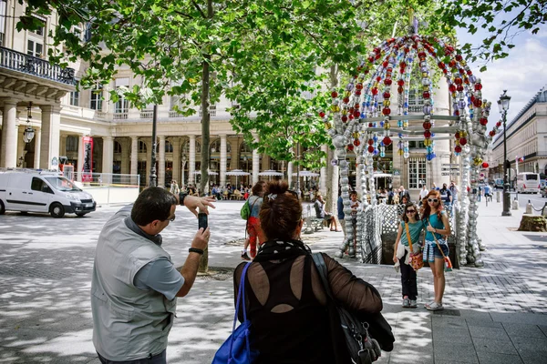 Family visiting Paris and taking photos — Stock Photo, Image