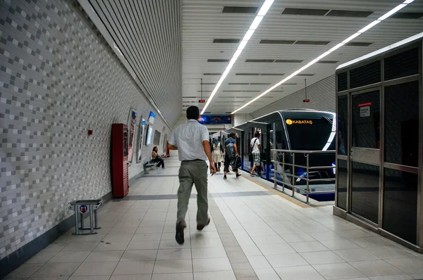 Hombre corriendo tratando de coger el tren del metro de Estambul en Kabatas —  Fotos de Stock