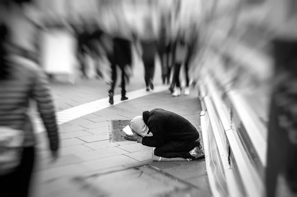 Pessoas que passam indiferentemente ao lado de mendigo — Fotografia de Stock