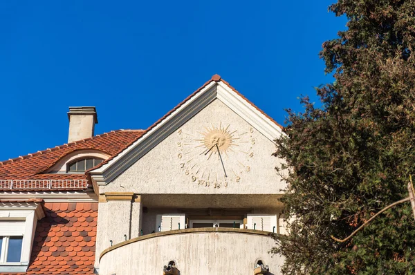 Orologio astronomico sulla facciata di una casa — Foto Stock