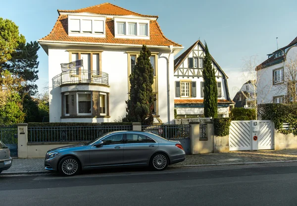 Mercedes-Benz-Luxuslimousine parkt vor Tradit — Stockfoto
