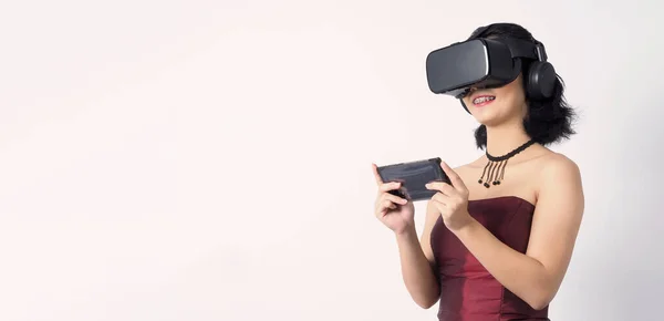 Mulher Adolescente Asiática Vestindo Virtual Reality Cabeça Definida Para Entrar — Fotografia de Stock