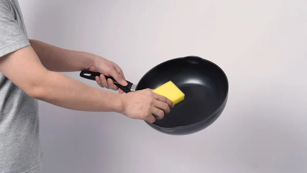 Asijské Muž Šedé Barvě Tričko Čištění Non Stick Pan Šikovné — Stock fotografie