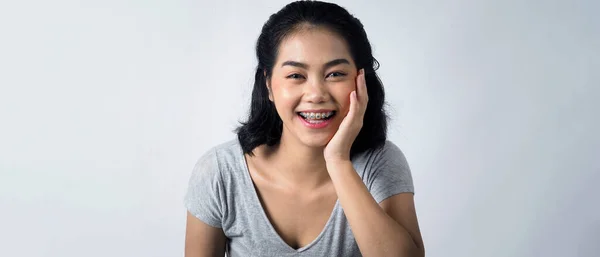 Asiatische Teen Gesichtsbehandlung Mit Zahnspangen Und Lächelnd Die Kamera Zahnärztliche — Stockfoto