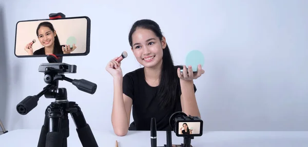 Asiatique Adolescent Femme Assise Face Caméra Diffusion Direct Comme Influenceur — Photo