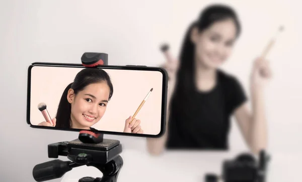 Asiatique Adolescent Femme Assise Face Caméra Diffusion Direct Comme Influenceur — Photo