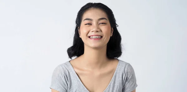 歯とコンタクトレンズを身に着けているティーンアジアの女性の歯のブレース 彼女は非常に自信と誇らしげに自分自身を提示し 白い背景スタジオショットに笑顔 幸福ティーン笑顔表情 — ストック写真