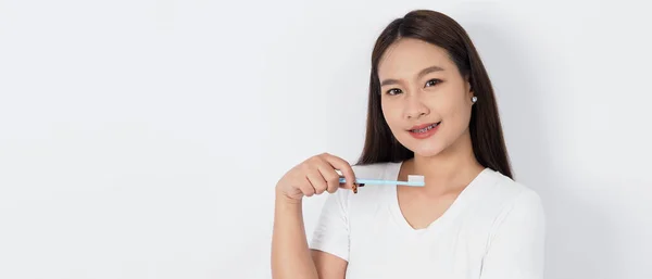 Diş Teli Diş Fırçasıyla Asyalı Ergen Yüzü Kameraya Gülümsüyor Dişçi — Stok fotoğraf