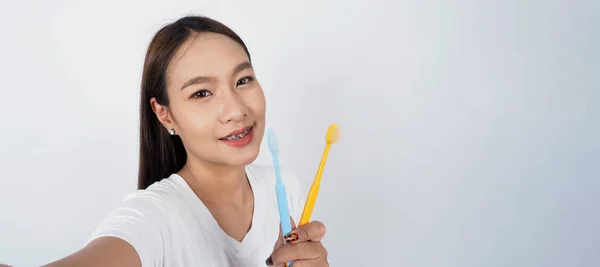 Asiática Adolescente Facial Con Frenos Cepillo Dientes Sonriendo Cámara Para — Foto de Stock