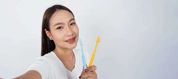 Asiatique Adolescent Visage Avec Accolades Brosse Dents Souriant Caméra Pour — Photo