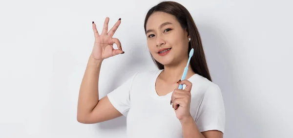 Diş Teli Diş Fırçasıyla Asyalı Ergen Yüzü Kameraya Gülümsüyor Dişçi — Stok fotoğraf