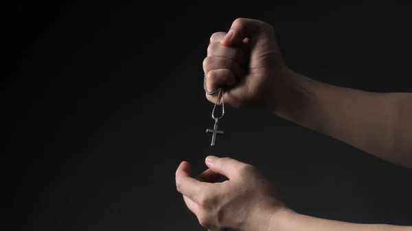 Cruz Crucifixo Pingente Colar Homem Mão Sobre Fundo Cor Preta — Fotografia de Stock