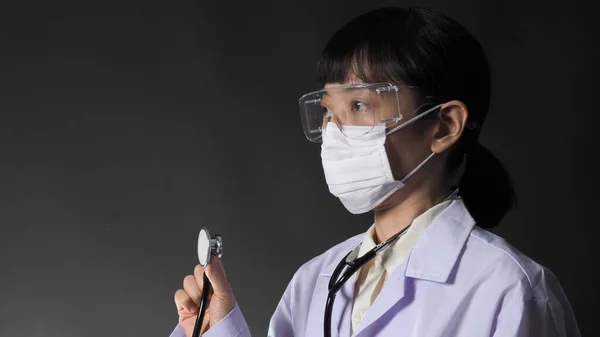 Γιατρός Ιατρική Μάσκα Και Διάφανα Γυαλιά Γυαλιά Και Στηθοσκόπιο Στο — Φωτογραφία Αρχείου