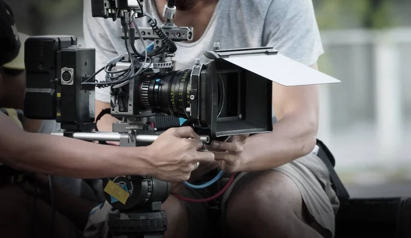 Кіноіндустрія Зйомки Професійною Камерою Відеооператор Тримає Кулачок Верстаті Dslr Або — стокове фото