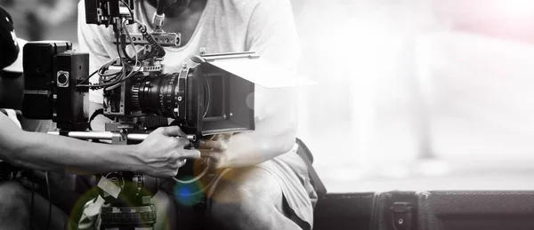 Кіноіндустрія Зйомки Професійною Камерою Відеооператор Тримає Кулачок Верстаті Dslr Або — стокове фото
