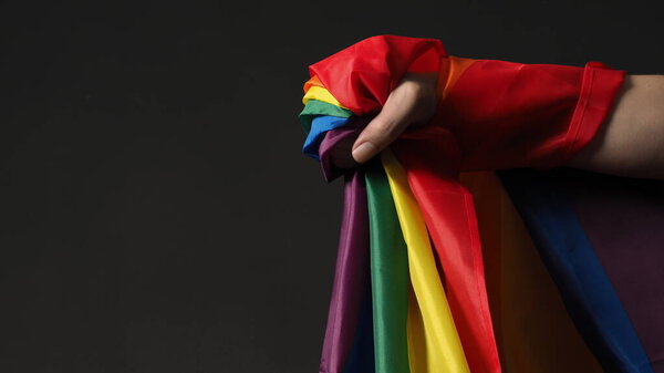 Флаг ЛГБТК или лесбийский гей би-сексуальный трансгендерный гей или гомосексуальная гордость Радужный флаг на черном фоне. Представляет собой ручной символ свободы, мира, равенства и любви. Концепция ЛГБТ