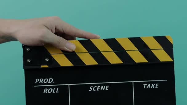 Tabliczka Filmowa Close Man Hand Hold Empty Black Yellow Stripe — Wideo stockowe