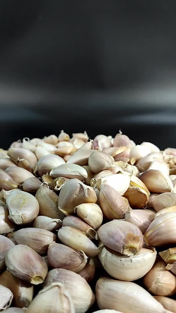 Vertical Garlic Falling Garlic Passes Front Camera Slow Motion Black — Stock Video