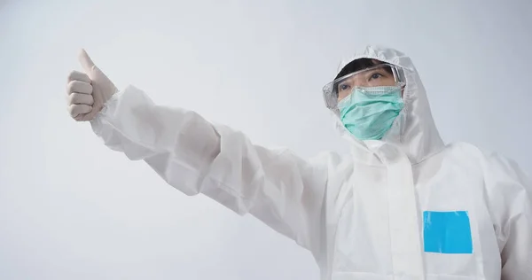 Gesture医生穿着Ppe西服或个人防护装备的亚洲女医生为自己做手势和指点 白色医用橡胶手套 护目镜和绿色N95口罩以保护大流行性结肠炎 — 图库照片