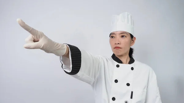 シェフのジェスチャー ポートレート美しいアジアの女性は 帽子をかぶって調理し シェフの制服はジェスチャーサインを作り カメラを見ています インフルエンサー 料理教室 コピースペース オンライン食品商人のシェフ — ストック写真