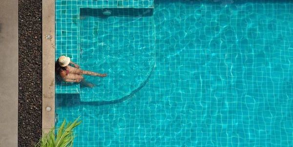 Gente Nadando Piscina Verano Día Soleado Piscina Color Azul Agua —  Fotos de Stock