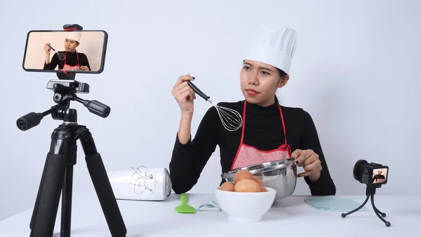 フードブロガー アジアの女性シェフがライブストリーミング 彼女は電話カメラを通してオンラインで加入者と通信しています ビデオコンテンツを健康食品に記録するVloggerとオンラインインフルエンサーです オンライン食品インストラクター — ストック写真