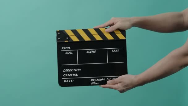 Movie Clapperboard Film Besättning Man Hand Hålla Och Klappa Tom — Stockvideo