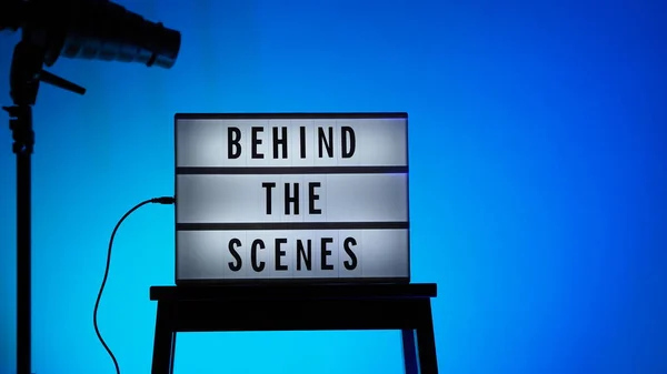 シネマライトボックス Lightboxのシーンレターボードテキストの後ろ 背景にマルチカラーLed 三脚の上にシルエットのフラッシュスヌートフード ビデオ制作スタジオ 舞台裏 Lightbox — ストック写真