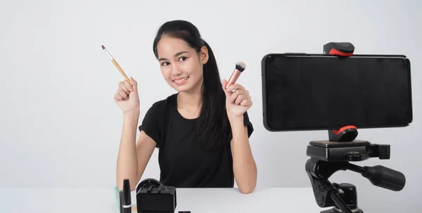 Beauty Blogger Asiatique Adolescent Femme Assise Face Caméra Diffusion Direct — Photo