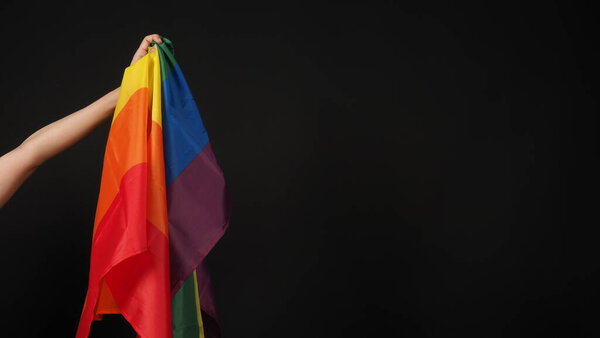 Флаг ЛГБТК или лесбийский гей би-сексуальный трансгендерный гей или гомосексуальная гордость Радужный флаг на черном фоне. Представляет собой ручной символ свободы, мира, равенства и любви. Концепция ЛГБТ