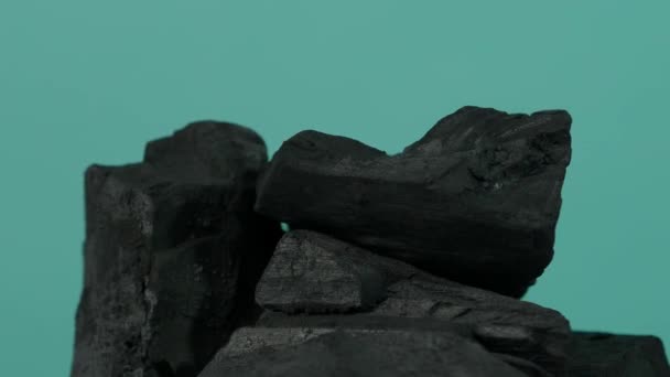Kara Kömür Doğal Ahşap Mavi Yeşil Arka Planda Geleneksel Kömür — Stok video