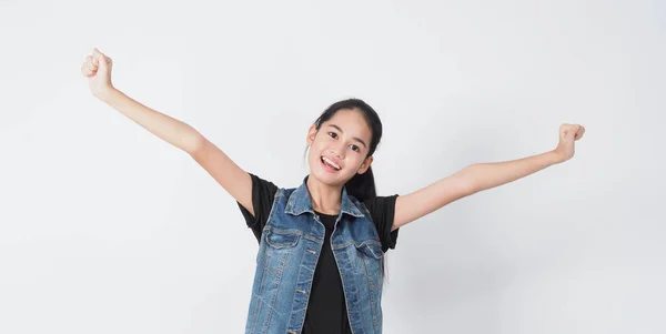 ジェスチャーポーズ アジアの若い女性の白い背景に陽気で自信を持ってジェスチャーを示しています ミニハート大丈夫親指を立てたり指摘したり 非常に幸せな興奮と驚き ジャケットジーンズ — ストック写真