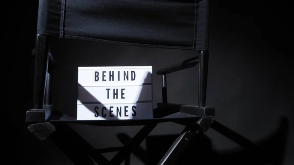 LightboxまたはCinema Lightボックスのシーンレターボードテキストの後ろにあります 映画クラッパーボードと監督の椅子 背景色黒 ビデオ制作スタジオでのカメラ撮影 — ストック写真