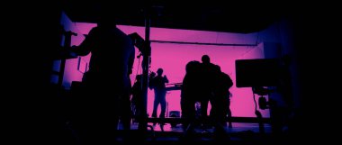 Film çekim ve ışıklandırma seti çekim sahnelerinin arkasında hangi film ekibinin silüet ve profesyonel ekipmanlarla çalıştığı video çevrimiçi video için stüdyoda. video üretim kavramı.