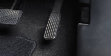 Hızlandırıcı ve arabada pedal kırmak. İleriye gitmek için bir arabanın ayak pedalını kapat. Sürücü, arabanın gaz pedallarına basarak arabayı sürüyor. içerideki araç.