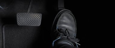 Hızlandırıcı ve arabada pedal kırmak. İleriye gitmek için bir arabanın ayak pedalını kapat. Sürücü, arabanın gaz pedallarına basarak arabayı sürüyor. içerideki araç.