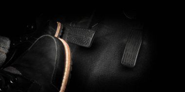 Hızlandırıcı ve arabada pedal kırmak. İleriye gitmek için bir arabanın ayak pedalını kapat. Sürücü, arabanın gaz pedallarına basarak arabayı sürüyor. içerideki araç.