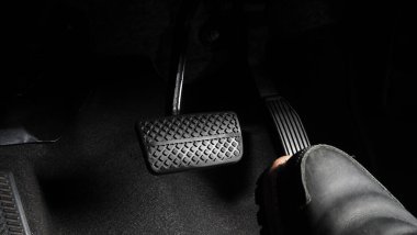 Hızlandırıcı ve arabada pedal kırmak. İleriye gitmek için bir arabanın ayak pedalını kapat. Sürücü, arabanın gaz pedallarına basarak arabayı sürüyor. içerideki araç.