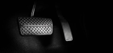 Hızlandırıcı ve arabada pedal kırmak. İleriye gitmek için bir arabanın ayak pedalını kapat. Sürücü, arabanın gaz pedallarına basarak arabayı sürüyor. içerideki araç.