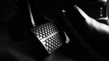 Hızlandırıcı ve arabada pedal kırmak. İleriye gitmek için bir arabanın ayak pedalını kapat. Sürücü, arabanın gaz pedallarına basarak arabayı sürüyor. içerideki araç.