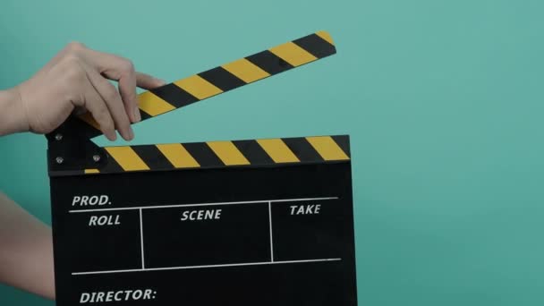 Clapperboard 박수를 쳤습니다 노란색 줄무늬 스튜디오에서 슬레이트를 만듭니다 비디오 제작을 — 비디오