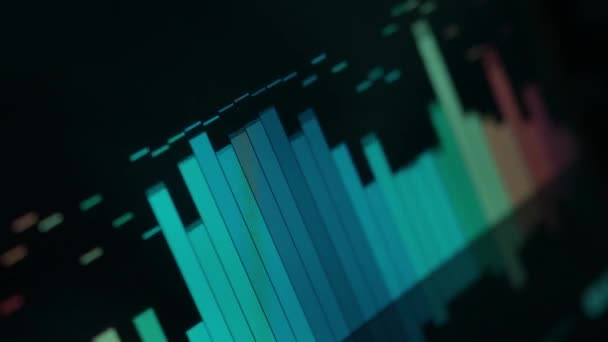 音楽イコライザーバー 黒の背景ループアニメーション上のオーディオ波形イコライザー 音楽や音波映像 カラー サウンド ヴィジュアライザーの抽象 勾配スペクトル棒グラフ 光ると脈動 — ストック動画