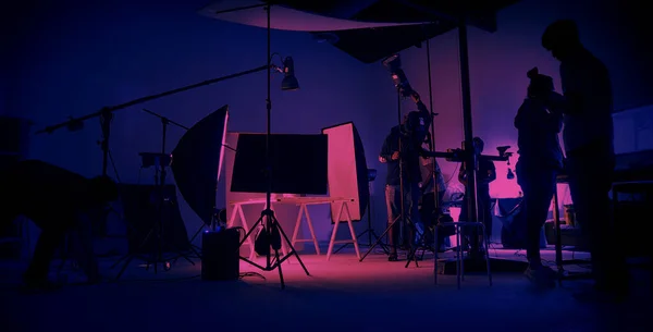 Neon Mavisi Pembe Renkli Çekim Büyük Stüdyoda Kurulmuş Video Prodüksiyon — Stok fotoğraf