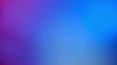 Film alkışlama tahtası. Film ekibi, çekim tahtasını çerçeveye taşıyıp alkışlıyor ve çerçevenin dışına çıkıyor. Siyah ve beyaz şeritli klaket. Mavi pembe arka plan. Video üretimi. 